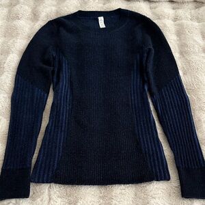 Lululemon Women's Navy Sweater sz 6